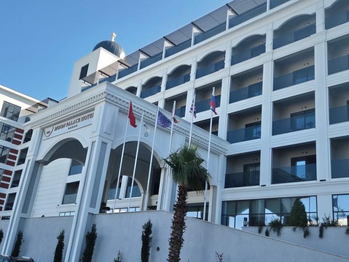 Side Moon Palace